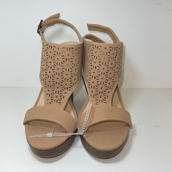 Women’s Bella Vita Wedge. Size 8. - Picture 3 of 8
